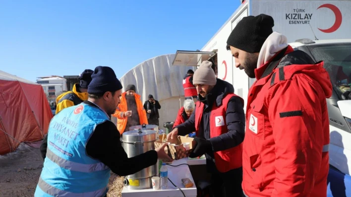 Kızılay gönüllüleri depremin etkisi geçene kadar bölgede faaliyetlerine devam edecek