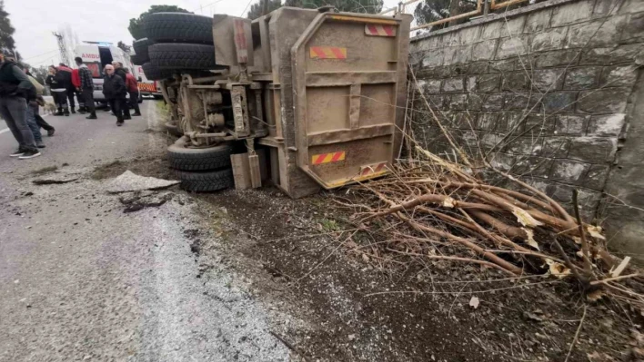Koçarlı'da hafriyat kamyonu devrildi