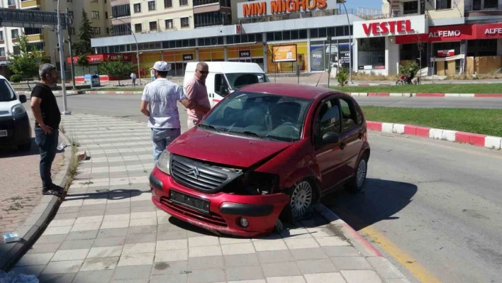 Kontrolden çıkan araç refüje çarptı: 2 yaralı