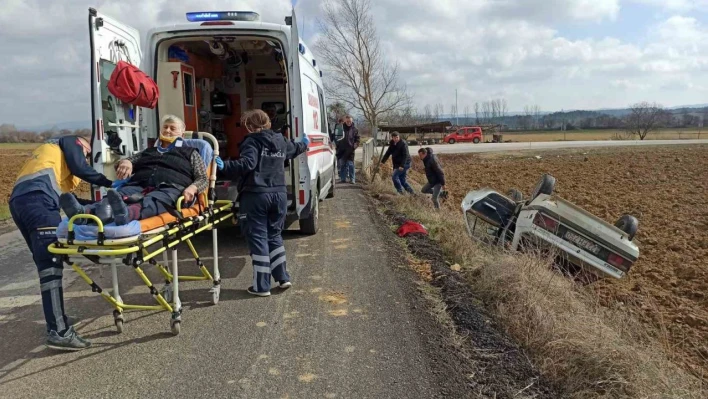 Kontrolden çıkan otomobil takla atıp tarlaya devrildi