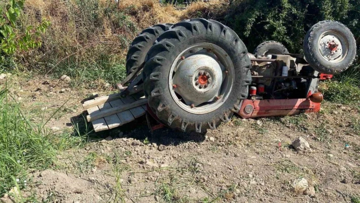 Kontrolden çıkan traktör devrildi: 4 yaralı