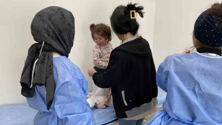 Konya'da depremzede çocuklara aşı uygulaması devam ediyor