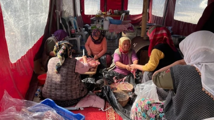 Köy Konağı depremzedeler için ücretsiz ikram merkezine dönüştürüldü