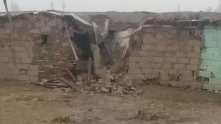 Köye yıldırım düştü: Ahır yıkıldı, bir evin elektronik eşyaları yandı