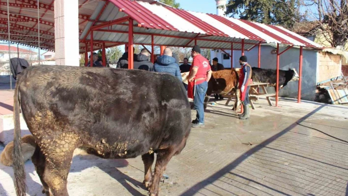 Köylü vatandaşlardan depremzedelere 2 ton sucuk