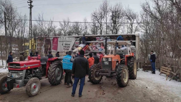 Köylülerden depremzedelere odun ve soba yardımı