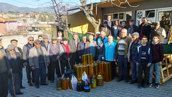 Köylülerden depremzedelere zeytinyağı, turşu ve zeytin yardımı