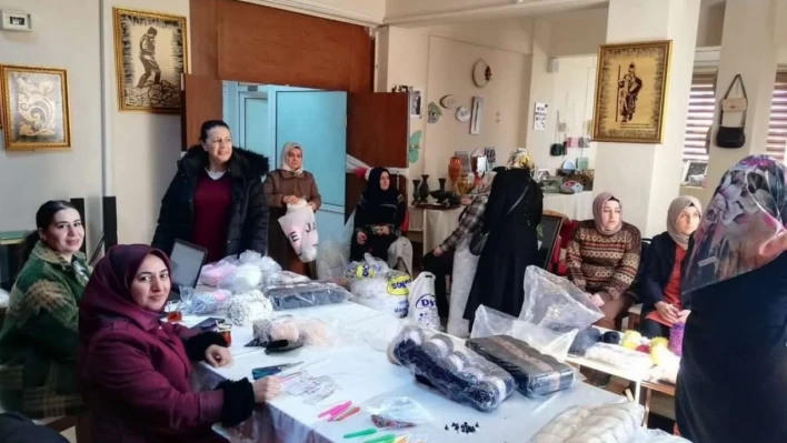 Kozluk'ta öğrenci velileri depremzede çocuklar için örgü bebekler üretiyor
