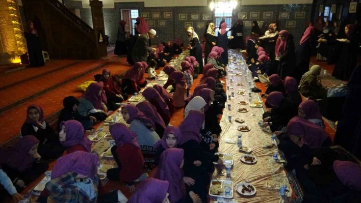 Küçük Kur'an kursu öğrencileri tarihi camide iftar açtı