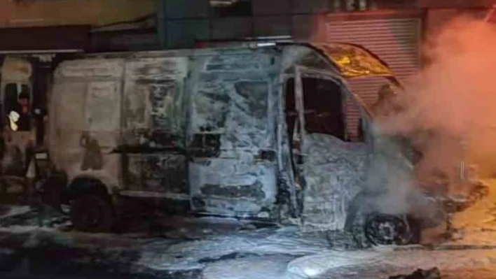 Küçükçekmece'de park halindeki araç alev topuna döndü
