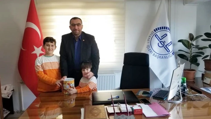 Kumbaralarındaki parayı depremzedeler için bağışladılar