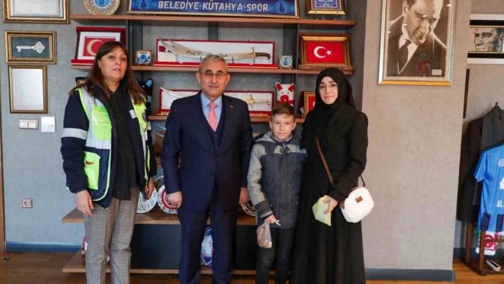 Kumbarasını depremzedelere bağışlayan Ömer Faruk'a Başkan Işık'tan jest