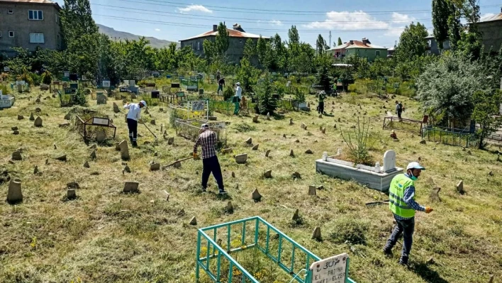 Kurban Bayramı öncesi mezarlıklarda sıkı temizlik