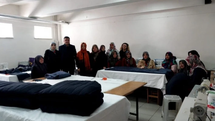 Kursiyerler, deprem bölgesi için 'su geçirmez' uyku tulumu dikiyor