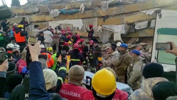 Kurtarma ekibinden küçük Muhammet'e: 'Işığı ne taraftan görüyorsun?'
