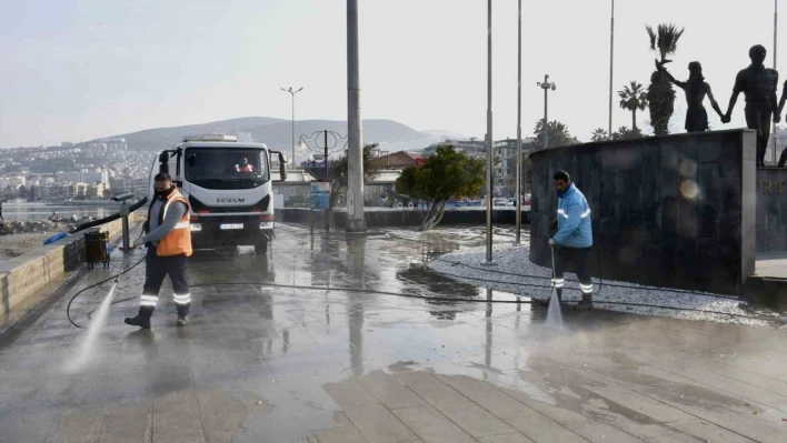 Kuşadası sahil bandında temizlik çalışması yapıldı