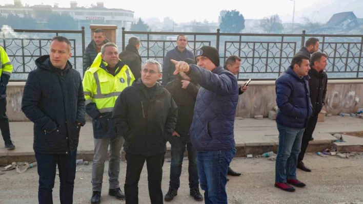 Kütahya Belediye Başkanı Alim Işık, deprem bölgesinde