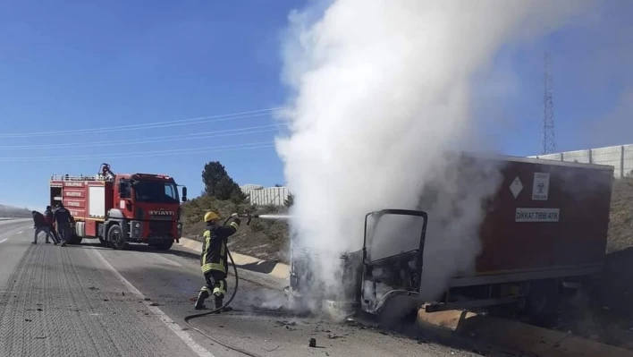 Kütahya'da seyir halindeki tıbbi atık aracı yandı