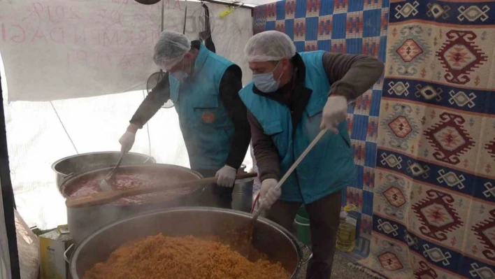 Kütahya'dan Osmaniye'deki depremzedelere sıcak yemek ikramı devam ediyor