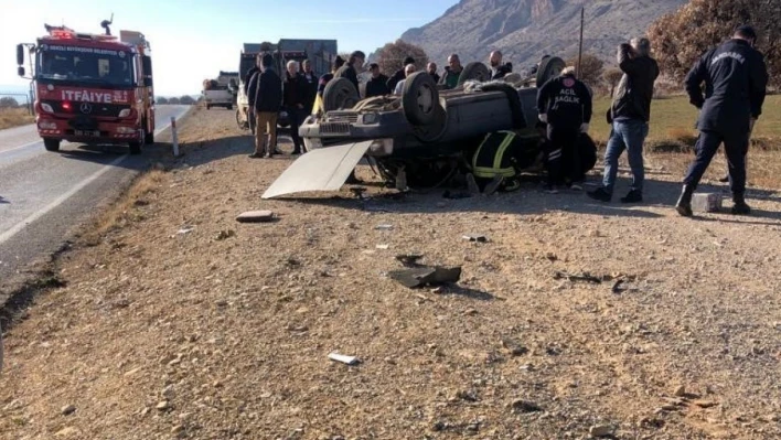 Lastiği patlayan otomobil takla attı: 2 yaralı