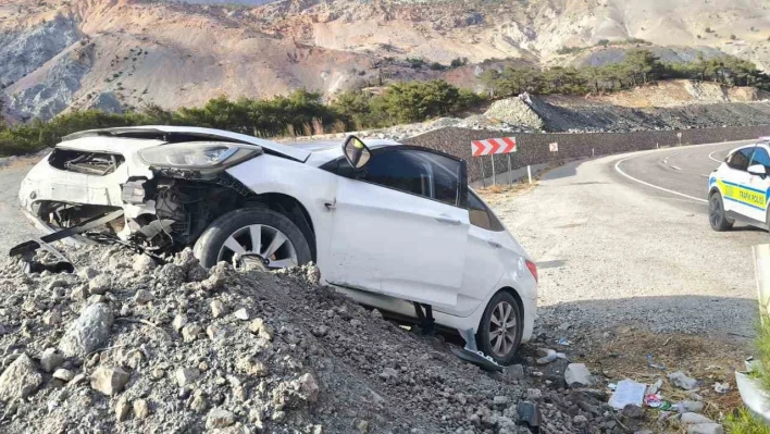 Malatya'da   kontrolden çıkan araç toprak yığınına çarptı: 1 yaralı