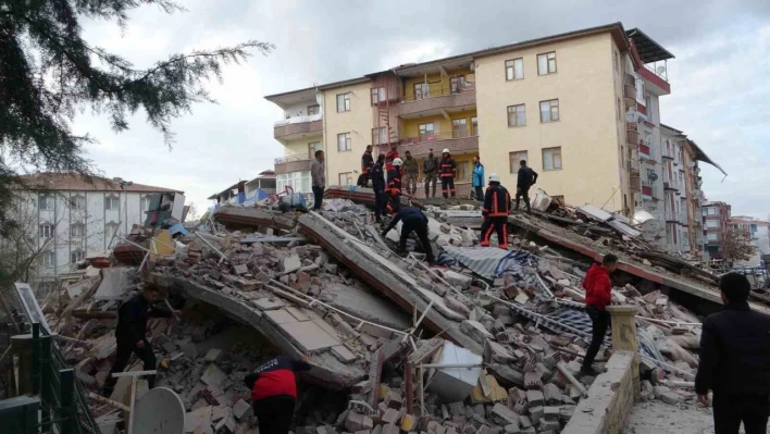 Malatya'da 4 katlı ağır hasarlı bina çöktü