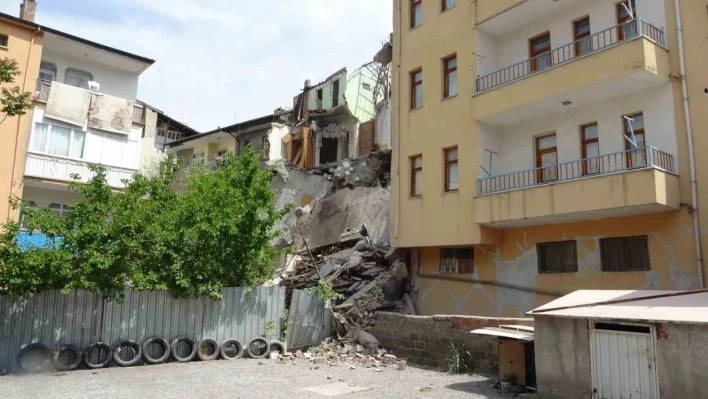 Malatya'da 4 katlı hasarlı binada göçük meydana geldi