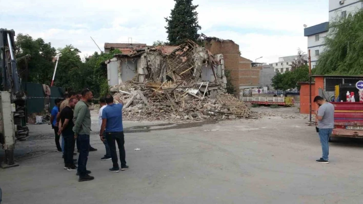 Malatya'da ağır hasarlı bina çöktü