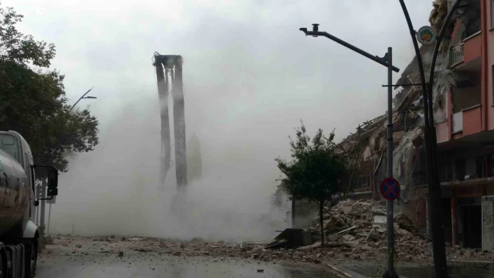 Malatya'da ağır hasarlı binaların yıkımına hız verildi