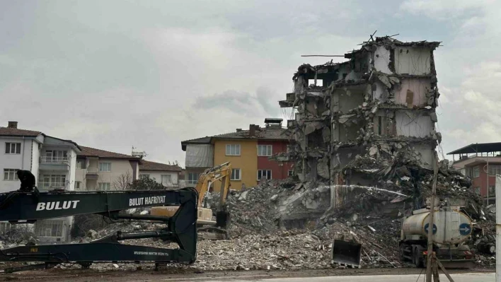 Malatya'da ağır hasarlı binaların yıkımları sürüyor