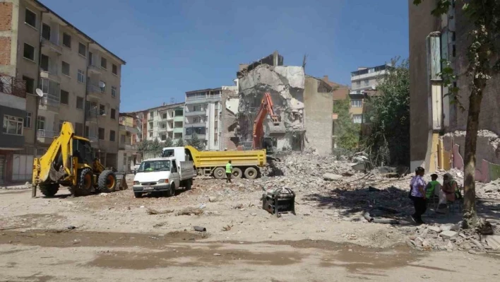 Malatya'da ağır hasarlı binanın kontrollü yıkımında göçük: 1 yaralı