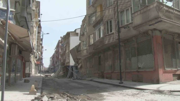 Malatya'da ağır hasarlı bir bina daha kendiliğinden yıkıldı