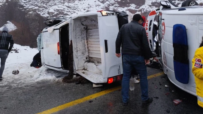 Malatya'da ambulans ile pikap çarpıştı: 1'i ağır 5 yaralı