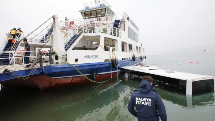 Malatya'da belediye otobüsü baraj gölüne uçtu: 3 yaralı