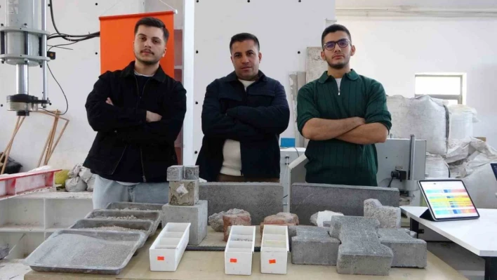 Malatya'da deprem enkazı beton yola dönüştü