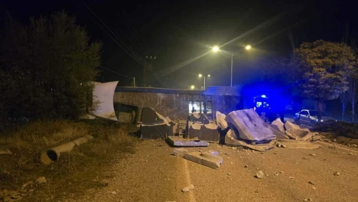 Malatya'da devrilen tır yolu kapattı