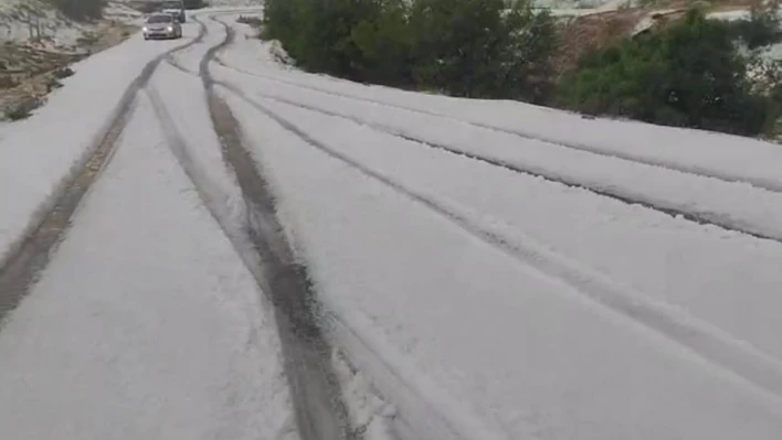 Malatya'da dolu yolları kapattı, çok sayıda araç yolda kaldı