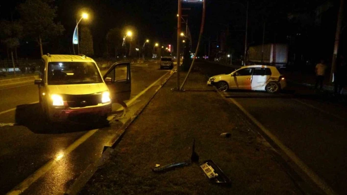 Malatya'da hafif ticari araç ile otomobil çarpıştı: 2 yaralı