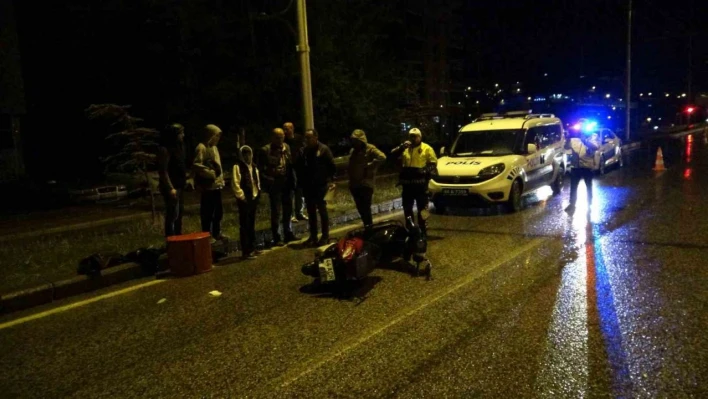 Malatya'da hafif ticari araç motokuryeye çarpıp kaçtı: 2 yaralı