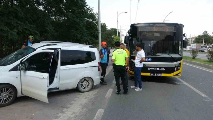 Malatya'da halk otobüsü ile hafif ticari araç çarpıştı