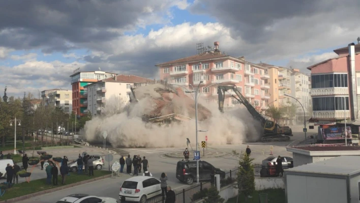 Malatya'da hasarlı binaların yıkımı sürüyor