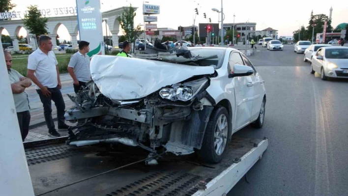 Malatya'da iki otomobil çarpıştı: 2 yaralı