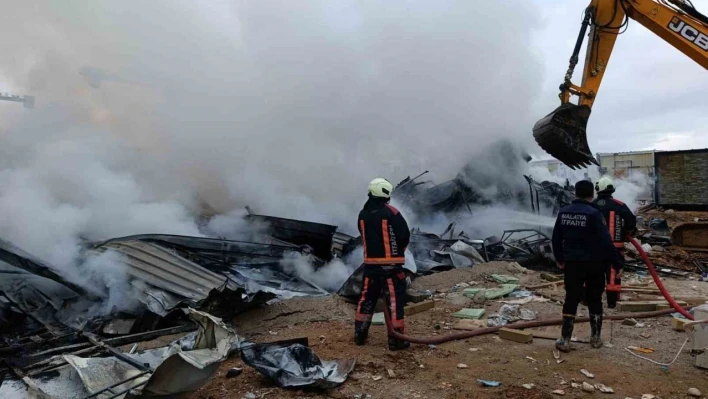 Malatya'da inşaat işçilerinin kaldığı şantiyede yangın