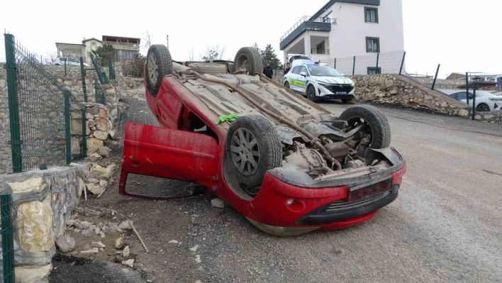 Malatya'da istinat duvarına çarpıp ters dönen araçtaki 1 kişi yarandı