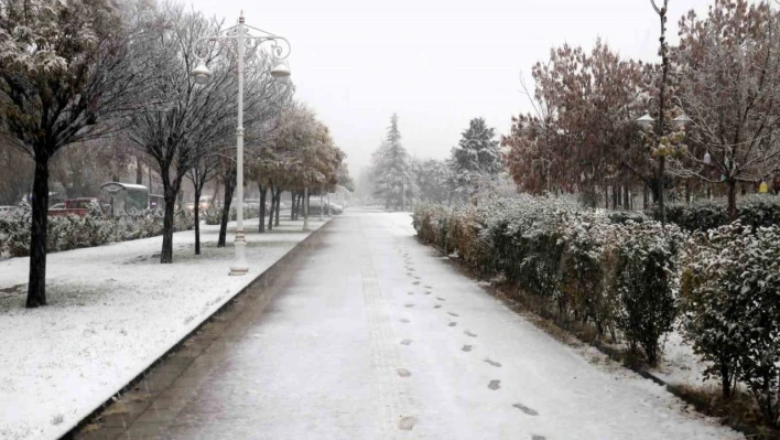 Malatya'da kar yağışı etkili oluyor