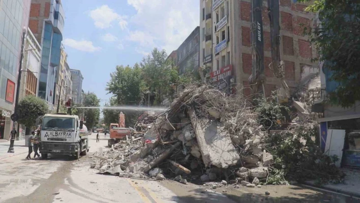 Malatya'da Kışla caddesinde yıkımına başlanıldı