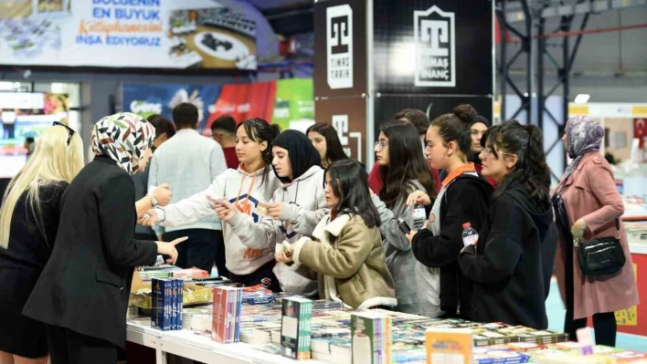 Malatya'da kitap fuarına 7'den 70'e yoğun katılım