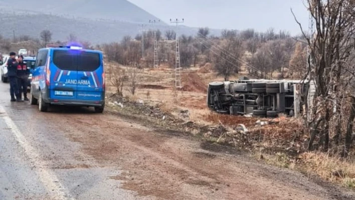 Malatya'da kontrolden çıkan kamyon devrildi: 1 yaralı