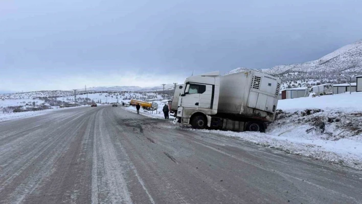 Malatya'da makas kıran tırın sürücüsü yaralandı