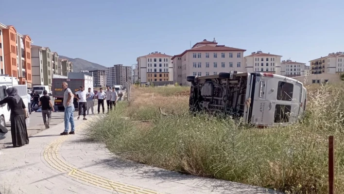 Malatya'da minibüs devrildi: 4 kişi yaralandı